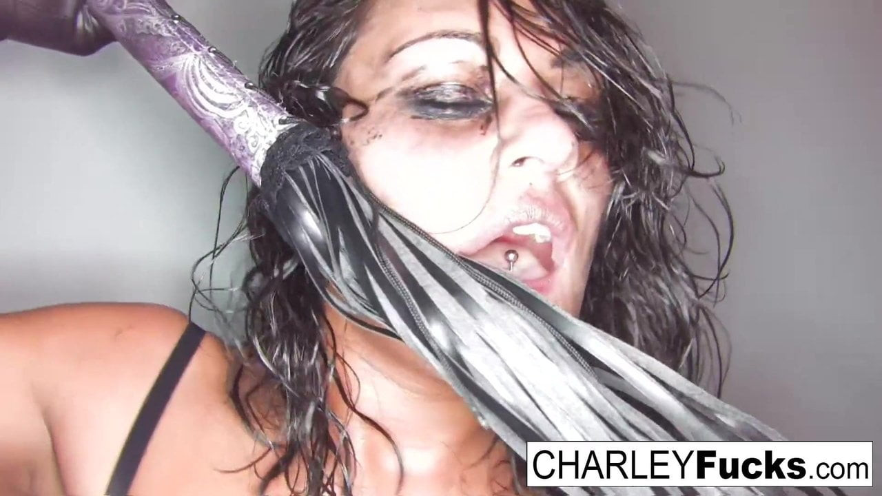 Charley sadece kırbaçlanmak için yalvarıyor