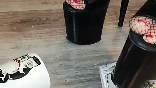 Bayan ben kupayı eziyorum.