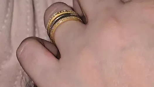 Pencere sürtüğü üvey oğluna battaniyenin altında 31 çekiyor