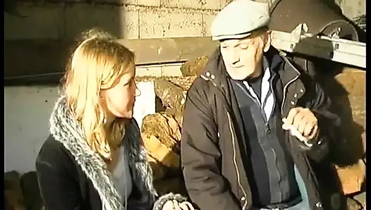 Genç sarışın üvey babasıyla üçlü grup seks yapıyor