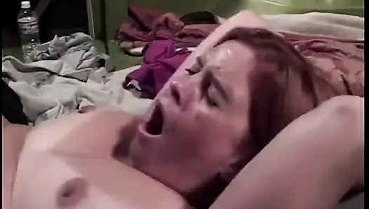 Tombul olgun kızıl saçlı uzun yarak emmeyi biliyor