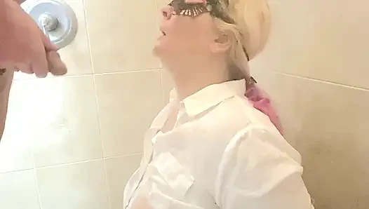 Seksi itaatkar üstüne işiyor