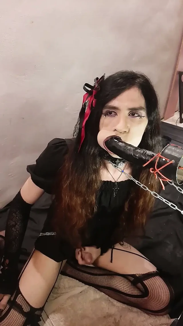 Gırtlağına kadar yapmayı seven gotik kızın