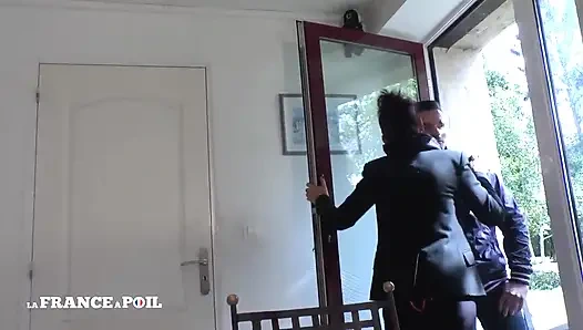 Azgın olgun üvey anne üvey oğlunun en iyi arkadaşı tarafından analiz ediliyor ve büyük göğüslerine boşalıyor