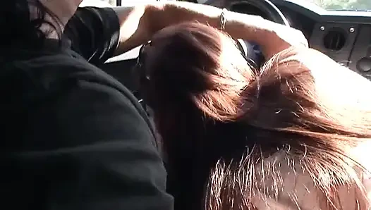 Çekici hatun arabada sert yarak emiyor