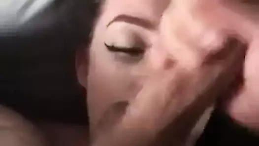 Sakso iki erkek bir kadının yüzüne boşalıyor