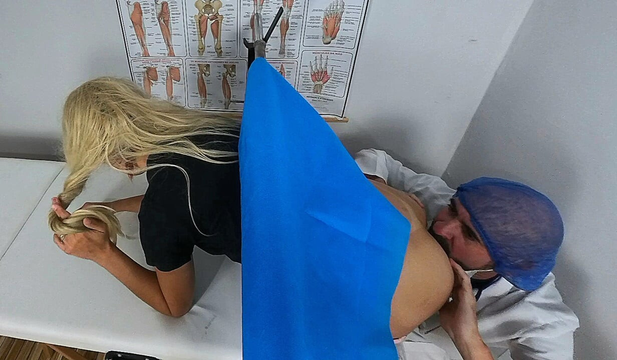 Jinekolog muayene sırasında hastanın götünü yalıyor ve sikiliyor!