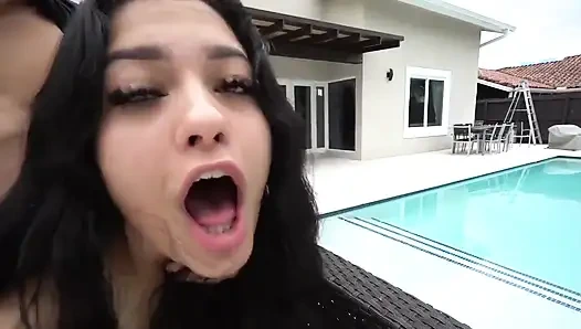 Serena Santos tatlı bir kız ve bugün güzel bir günde dışarıda başlıyoruz