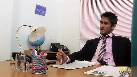 Yoğun ofis seksi patronunun yarağına binerken olgun sarışını boşaltıyor