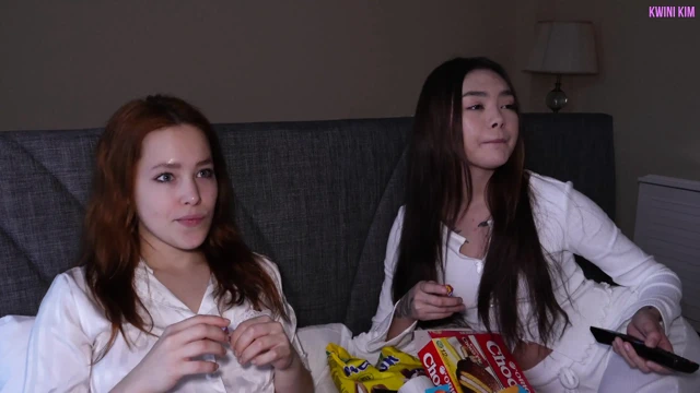 Genç Asyalı kız, ebeveynleri uzaktayken ateşli kızıl saçlı arkadaşıyla lezbiyen seks yapıyor!