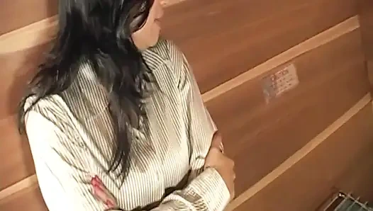 Otoriter orta yaşlı seksi kadın vahşi ofiste sikişiyor