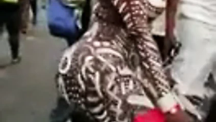 Kıvrımlı kız dans vücut boyası