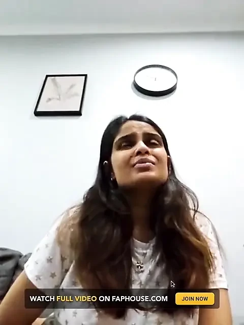 Hintli kız çıplak konuşma duygularıyla duş