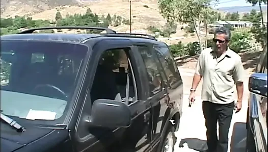 Ateşli orta yaşlı seksi kadın çifte sikiliyor