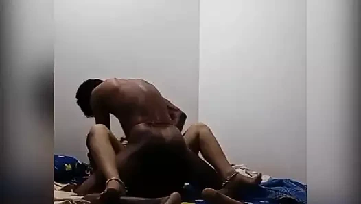 Karım benimle seks yapıyor ve çok güzel yavaş, seks videosu