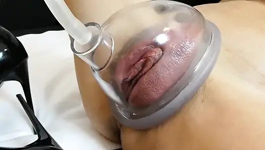 Orta yaşlı seksi kadın dölleme ve fışkırtma ile sikilmeden önce amını maksimuma pompalıyor