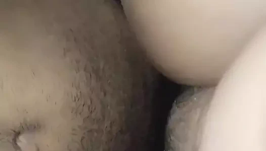 Genç üvey kız kardeşini edepsiz bir film izlerken yakalamayı kabul etti