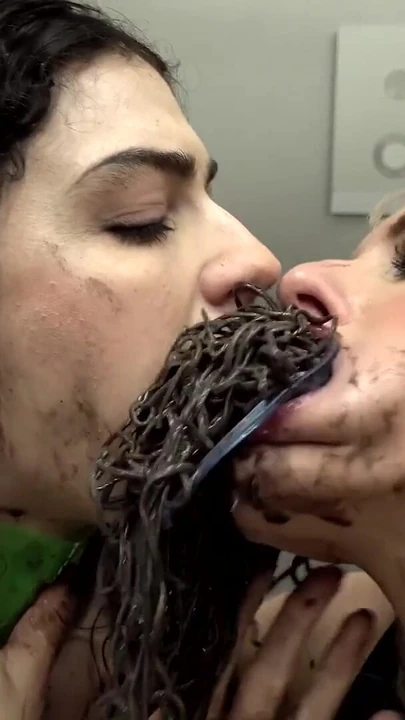 Ключевой момент из "POWER FETISH - лесбийский экстремальный в стройной ванне с Лидией Блэк и Brittany Bardot"