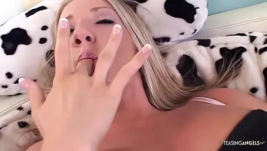 Bu sarışın sürtük kanepede büyük siyah bir wangler tarafından götünü döllüyor.