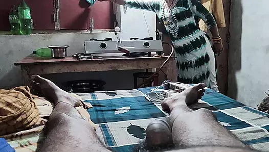 Ateşli Hintli kız kardeş xshika sakso çekiyor ve Hintçe sesli hd videoda ağzına boşaltıyor