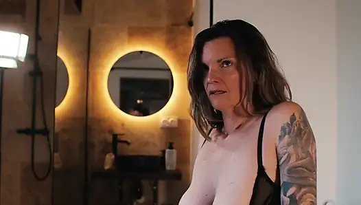 Sıcak MILF Bir Voyeur'un Önünde Sevişiyor