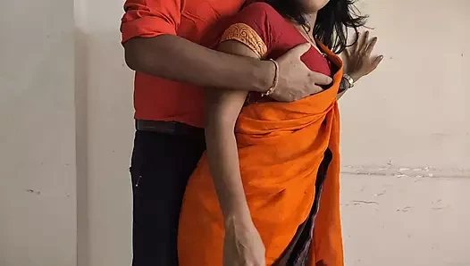 Güzel büyük götlü büyük göğüsler tombul Hintli yenge sarı sari içinde