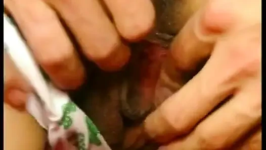 İç çamaşırlı siyah saçlı genç kaltak amcığını parçalıyor