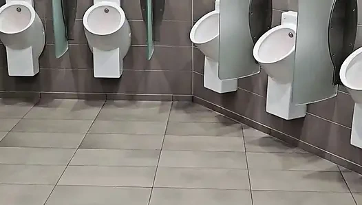 Halka açık kahve fincanı umumi tuvalette döl ve sidikle tekrar dolduruluyor