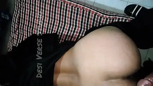 Hintli genç kadın domaltmalı amcık ve anal sikiş çok sert inliyor