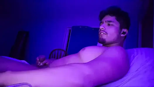 Karnımı şişirirken sünnetsiz yarağımı sıvazlıyorum