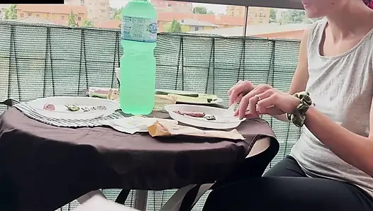Lara et yiyor, sonra sakso çekiyor ve kanepede dölleniyor