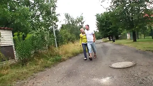 Edepsiz bir kaltak için açık havada büyük bir yarak