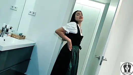 Harap köpüklü dirndl duşta ıslak ve dağınık