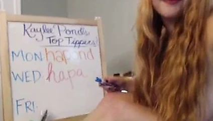 Kaylee çıplak oluyor