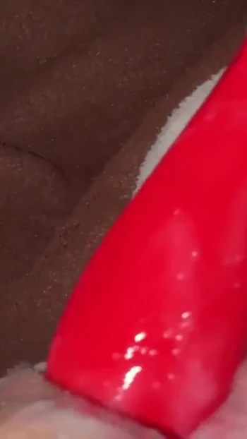 Ключевой момент из "она мастурбирует своей новой горячей игрушкой"