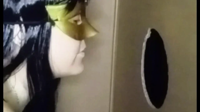 Glory Hole'da Olgun Süt Yutan