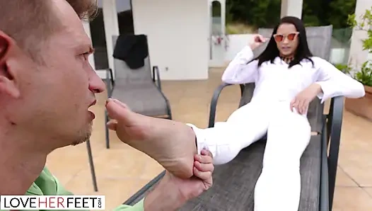 Курящая горячая агентка принимает ее клиентов с пульсирующей шахтой