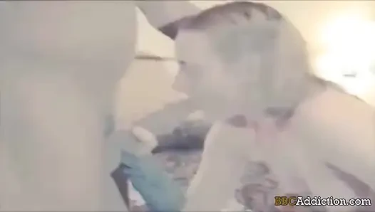 Büyük zenci yarağı bağımlılığı - genç üniversiteli sürtük siyah yarak emiyor