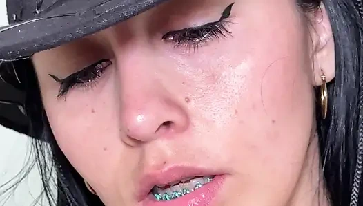 Oyuncu kovboy kız beyaz yarakla eğleniyor ve her yerine boşalana kadar mastürbasyon yapıyor