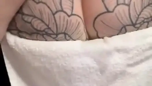 Gigi'nin mahvolmuş amına yumruk sokma ve boşalma