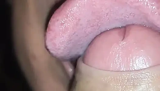 Kölem örümcek adamı taklit etti ve süt gırtlağına kadar baş aşağı durdu