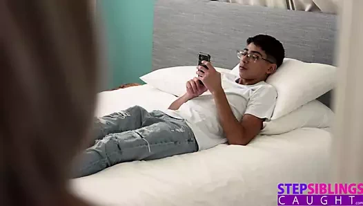 Üvey kız amcığım çok ıslak diyor!