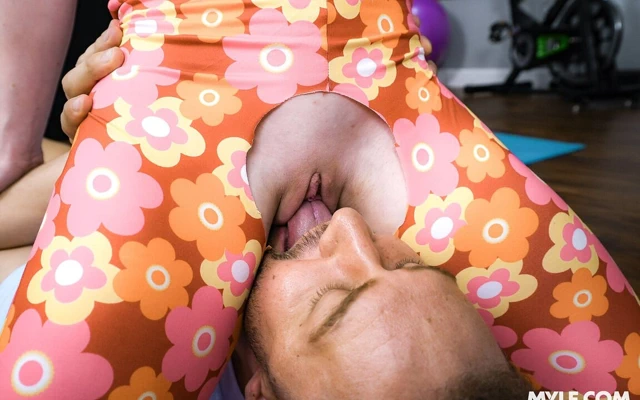 Tantrik tabu baştan çıkarma - üvey oğlunun oyuncak mutlu bir üvey anneyle samimi yoga dersi