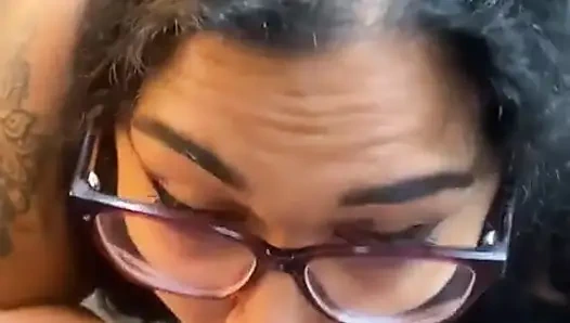 Asyalı Iri Güzel Kadınla Büyük Zenci Gırtlağına Kadar Alıyor