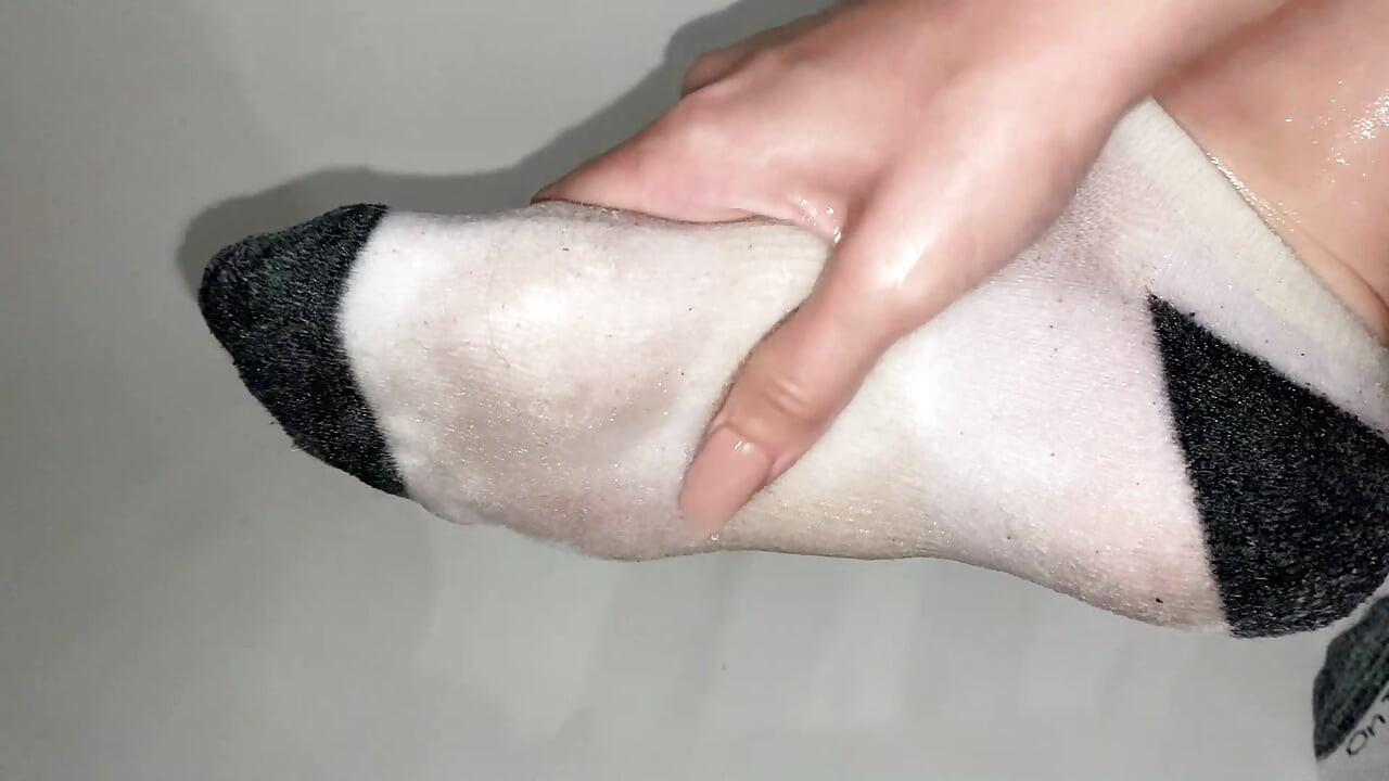 Ayak bileği çoraplı ayak yağı masajı