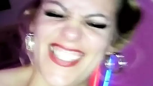 Blonde mit geilen Zuungenspiel