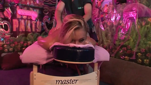 Ateşli sarışın ateşli masaj için