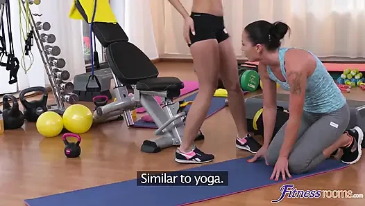 Fitness odaları - orta yaşlı seksi kadın jimnastik hocaları ve formda genç öğrenci bir şeyler yapıyor