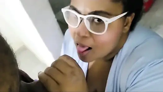 Üvey annemi iç çamaşırlı görüyorum ve sonunda onunla seks yapıyorum
