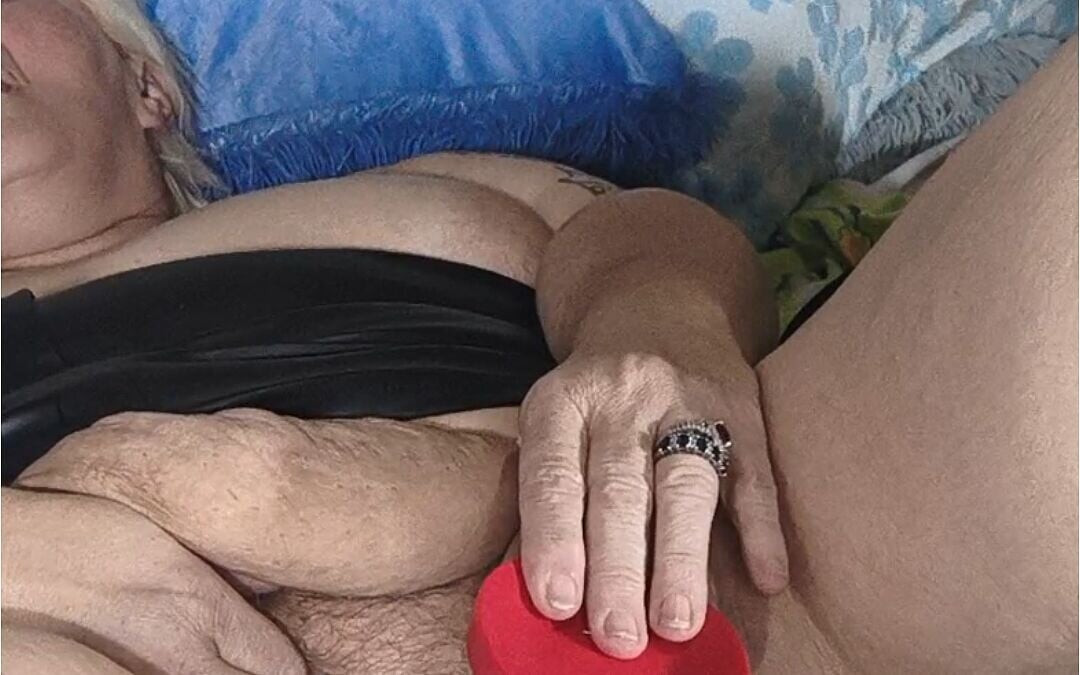 Bu sürtük ateşli sulu amcığını sırayla ofiste grup seks yapıyor